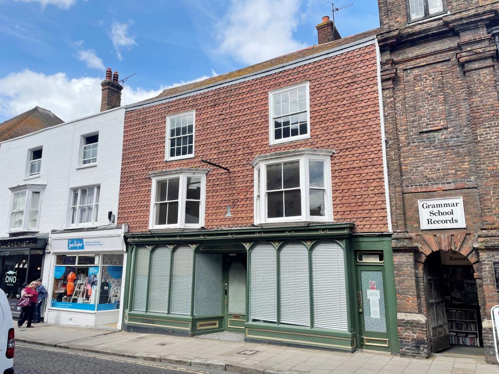 Lot: 39 - FORMER CAFÉ AND CARE FACILITY IN HIGH STREET - Shop with upper parts in High Street